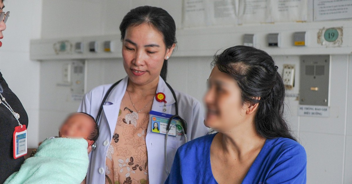 Twenty units of blood save mother in critical cesarean surgery in Ca Mau