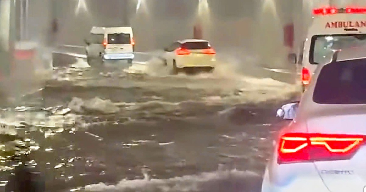 Hầm chui nút giao An Phú TP.HCM ngập, phải đóng tạm