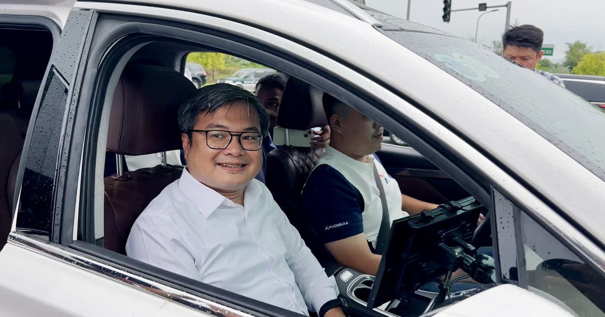 Phó chủ tịch UBND TP Hà Nội đi xe ô tô tự lái lần đầu tiên thử nghiệm tại thủ đô