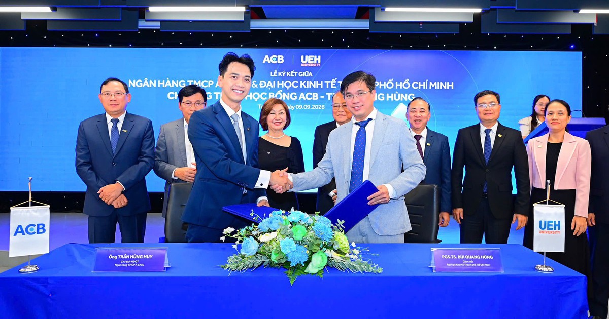 ACB and UEH launch a long-term scholarship program for students