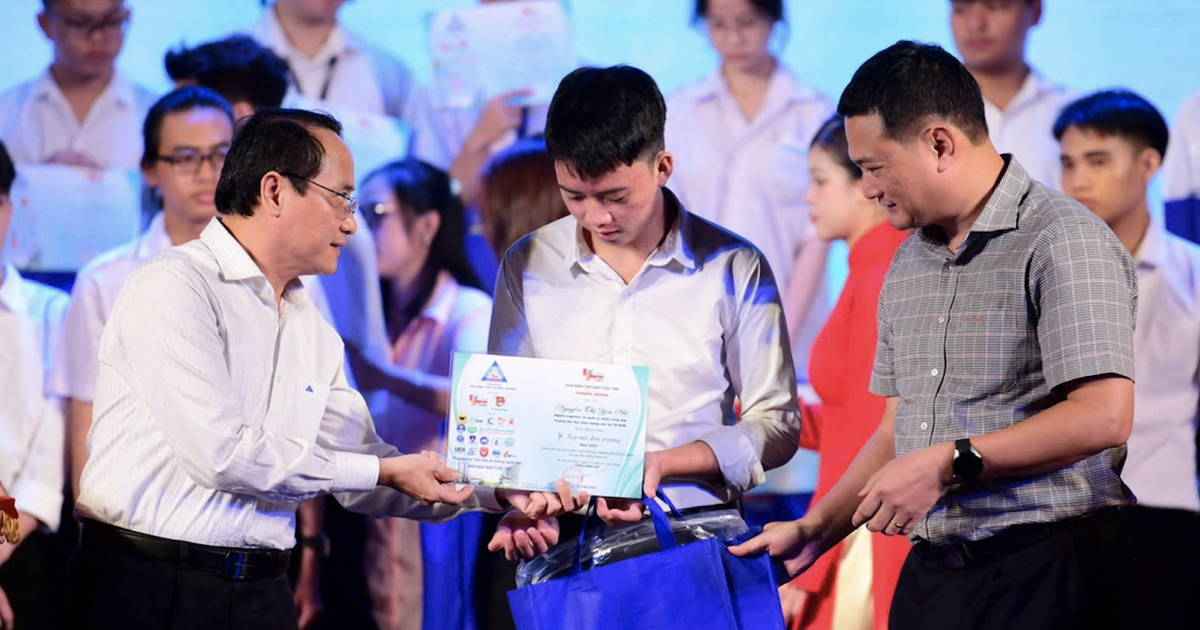 Trường ĐH Nguyễn Tất Thành ủng hộ Tiếp sức đến trường 750 triệu đồng: Làm điểm tựa đúng lúc!