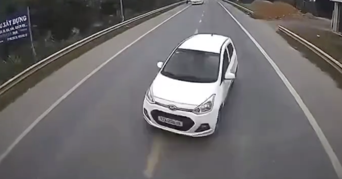 Ô tô con vượt bất thành, tông thẳng vào đầu xe container