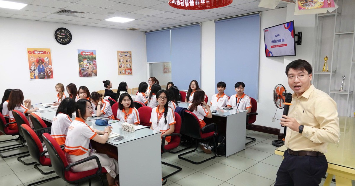 Sinh viên Trường đại học Ngoại ngữ - Tin học TP.HCM học thực hành tại báo Tuổi Trẻ