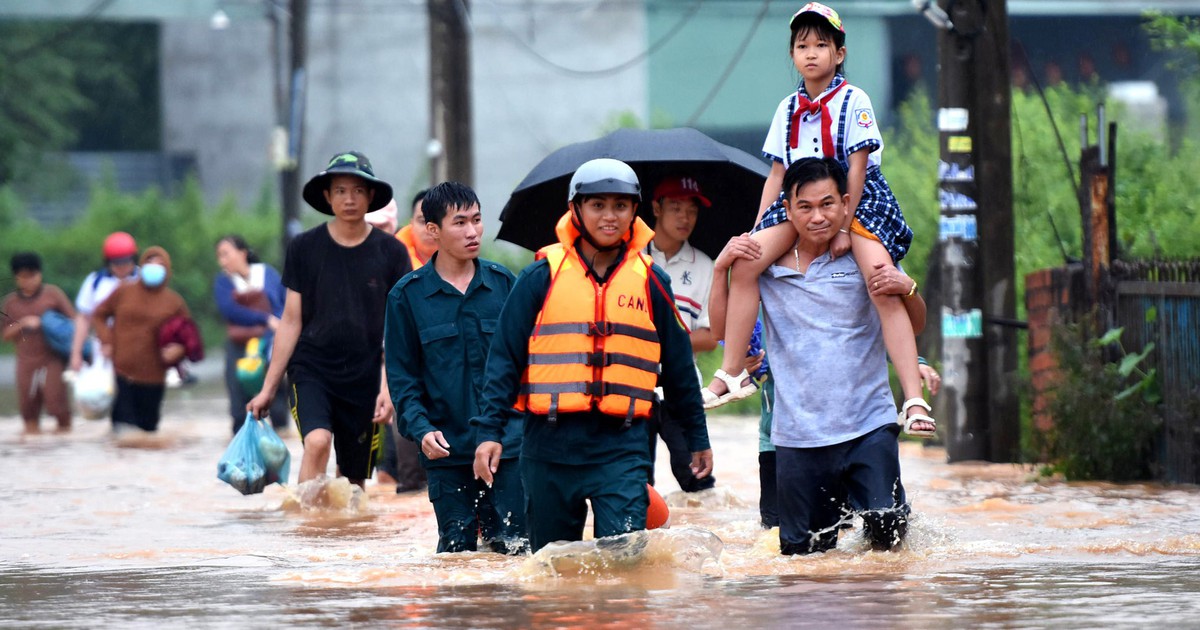 Lũ dâng cao trở lại, dân Đồng Nai bỏ nhà đi trú, hàng xóm mở cửa đón nhau