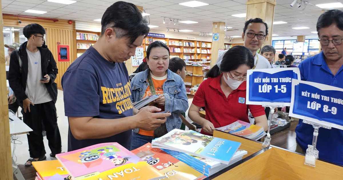 Bộ GD-ĐT: Rà từng học sinh còn thiếu sách giáo khoa, giám đốc sở chịu trách nhiệm