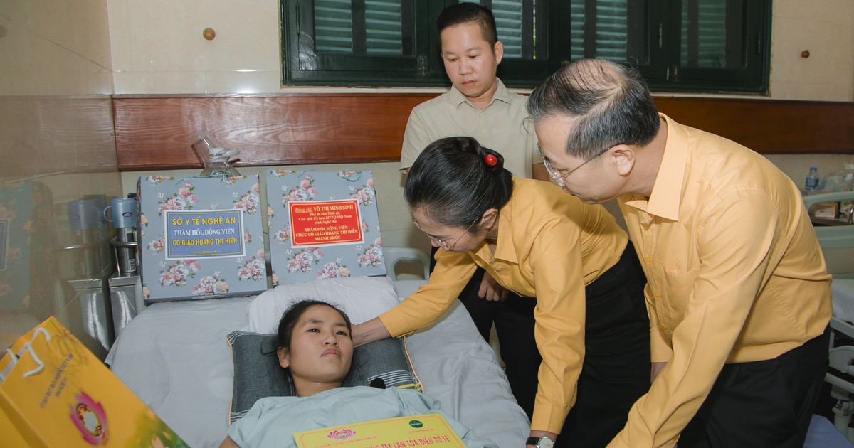Nearly 9,000 people raise over 2 billion dong to help teacher after leg amputation