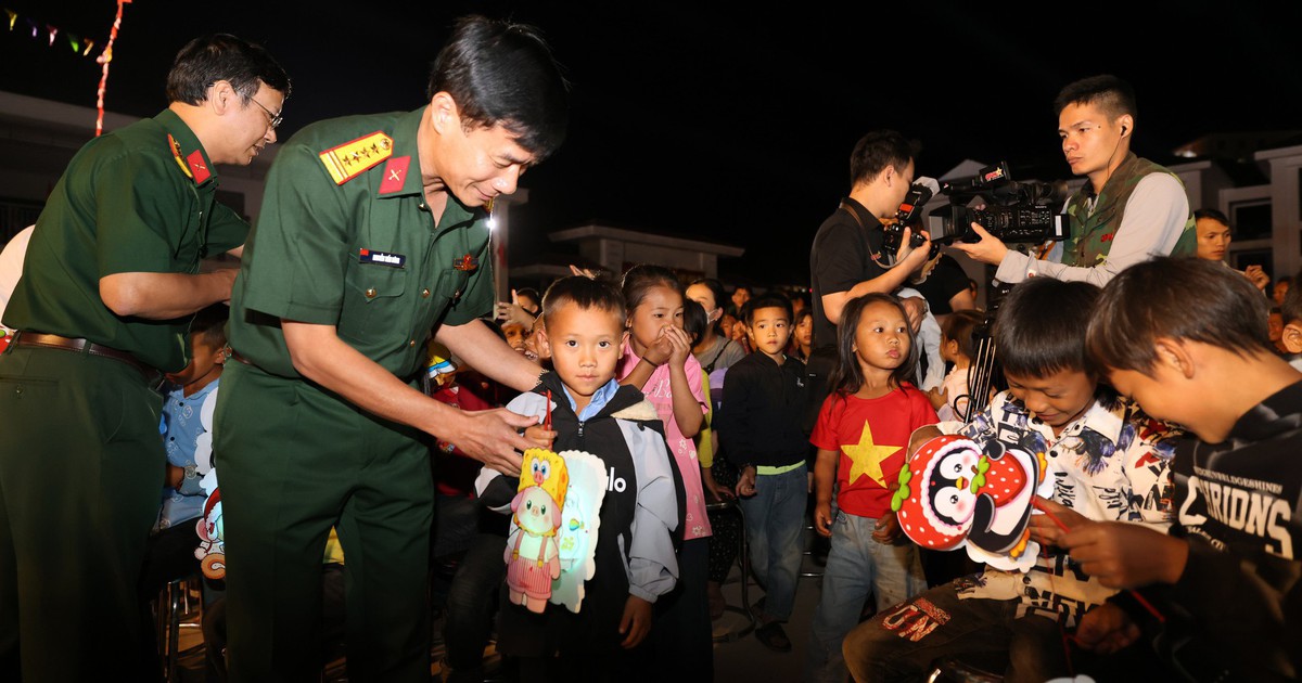 Bộ đội làm trung thu sớm cho các em nhỏ nơi bản biên cương Na Ngoi