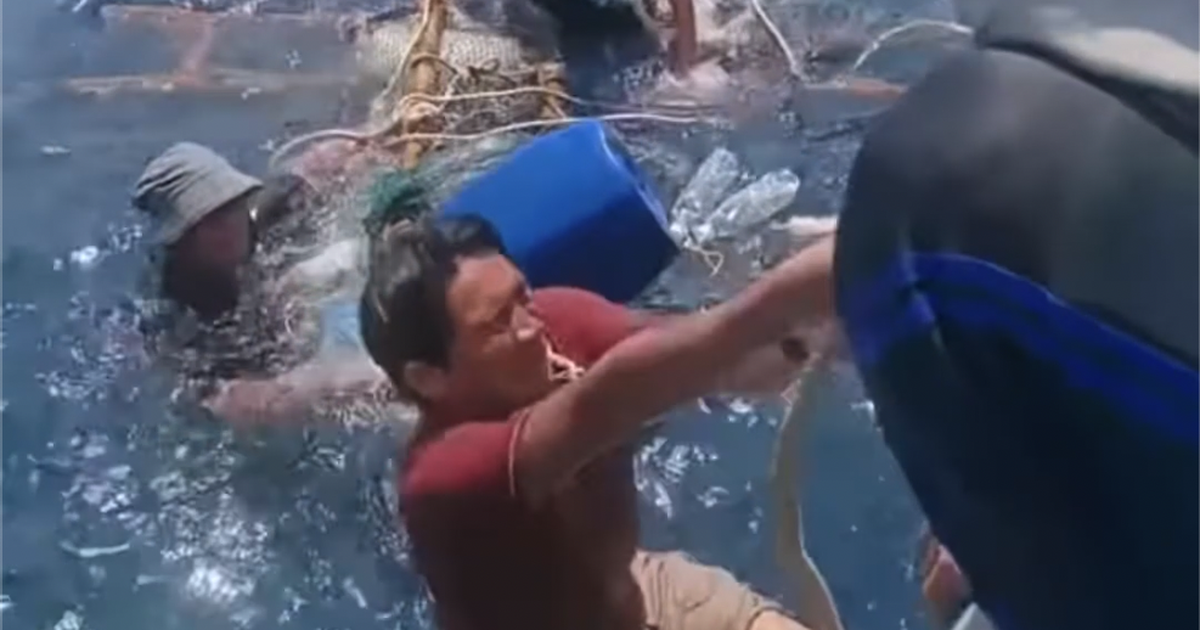 Fishing boat rescues 32 stranded fishermen at sea