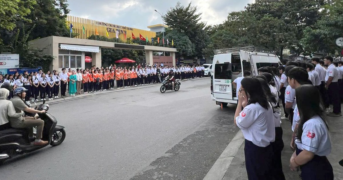 Nam sinh Trường Gia Định ra đi ở tuổi 18, hàng trăm thầy cô, bạn bè tiễn biệt trước cổng trường