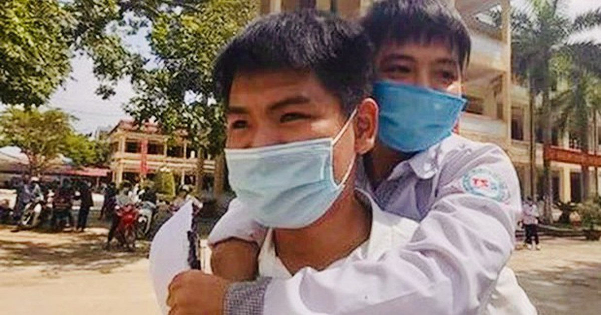 A doctor who carried his friend to school for 10 years reaches medical residency