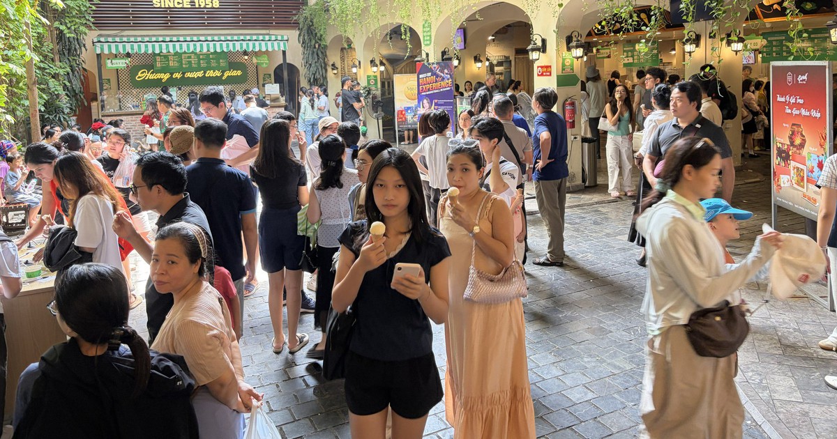 Khách nườm nượp đổ về cửa hàng kem 35 Tràng Tiền trước ngày đóng cửa