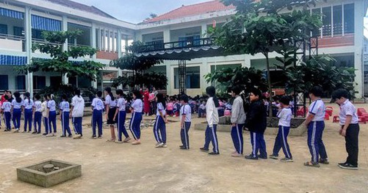 Despite school mergers, Vietnamese students won't have to change uniforms or name tags