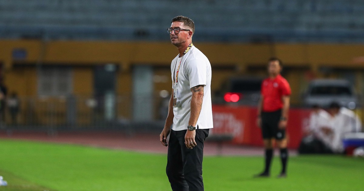 CLB Hà Nội căng thẳng, HLV Kewell họp với cầu thủ rất lâu trong phòng thay đồ