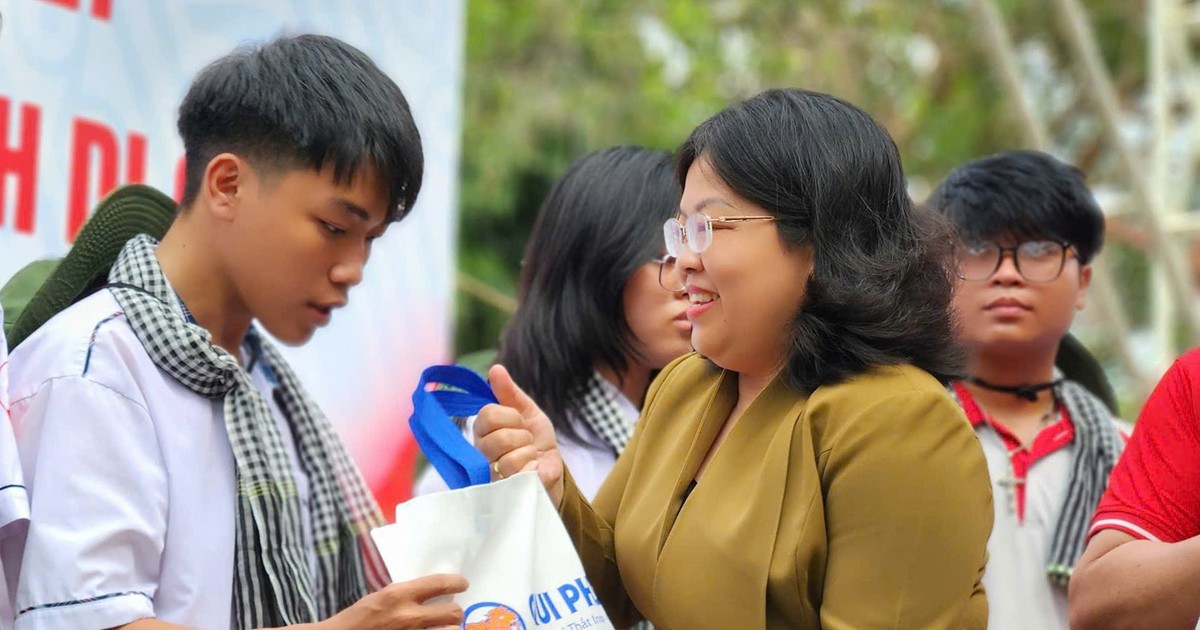 Scholarships and study support for 600 students affected by COVID-19 in Ho Chi Minh City