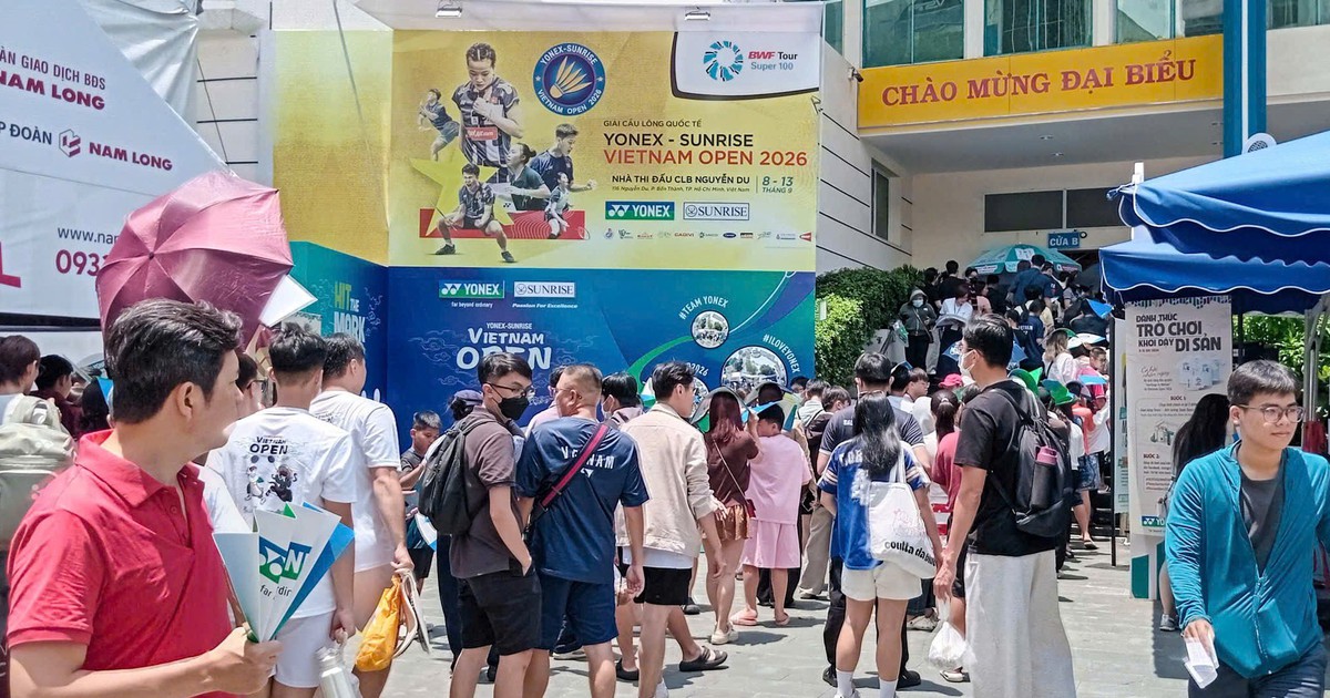 Người hâm mộ xếp hàng dài chờ xem chung kết Vietnam Open 2026