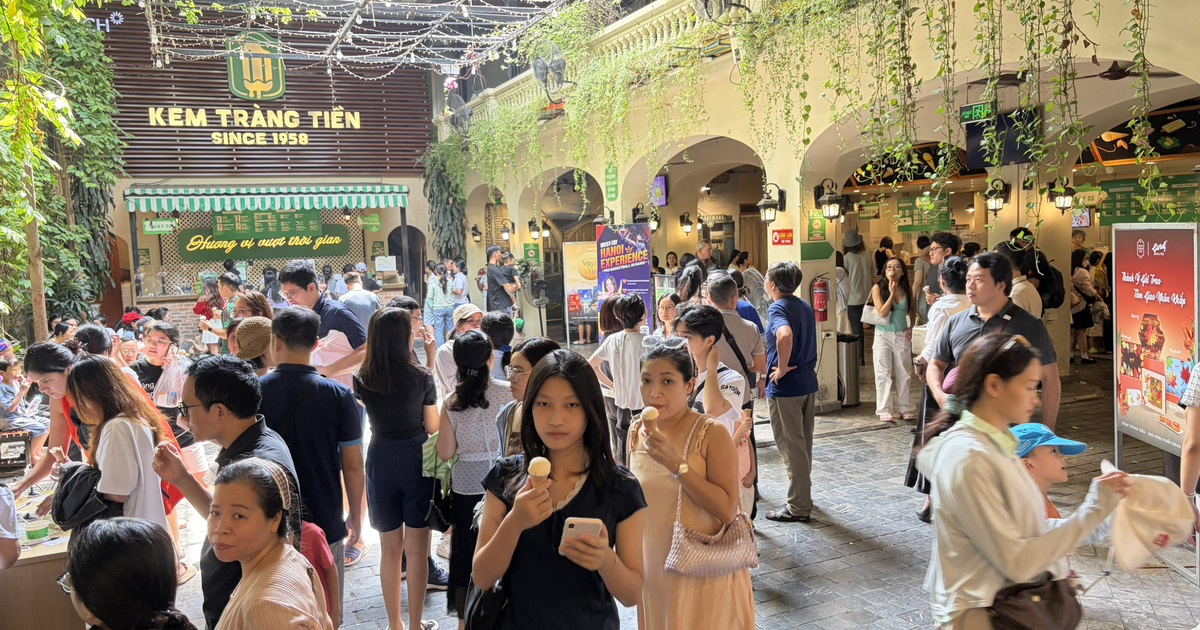 Crowds gravitate to Hanoi’s iconic Trang Tien Ice Cream flagship store before closure