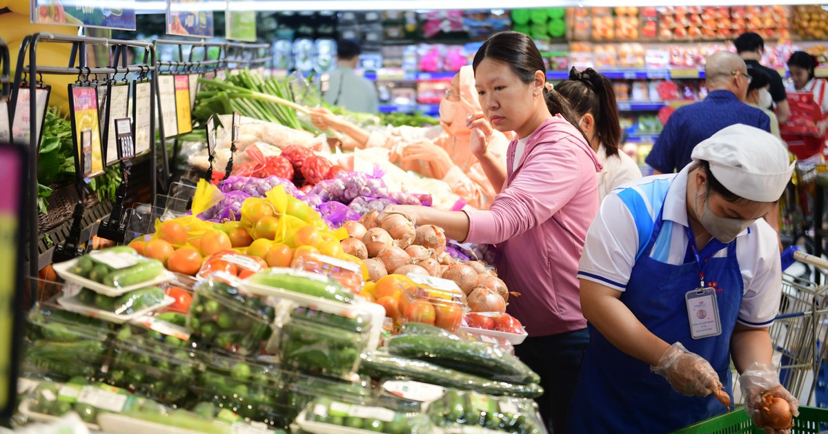 Kiềm giá xăng dầu để 'ghìm cương' giá cả cuối năm