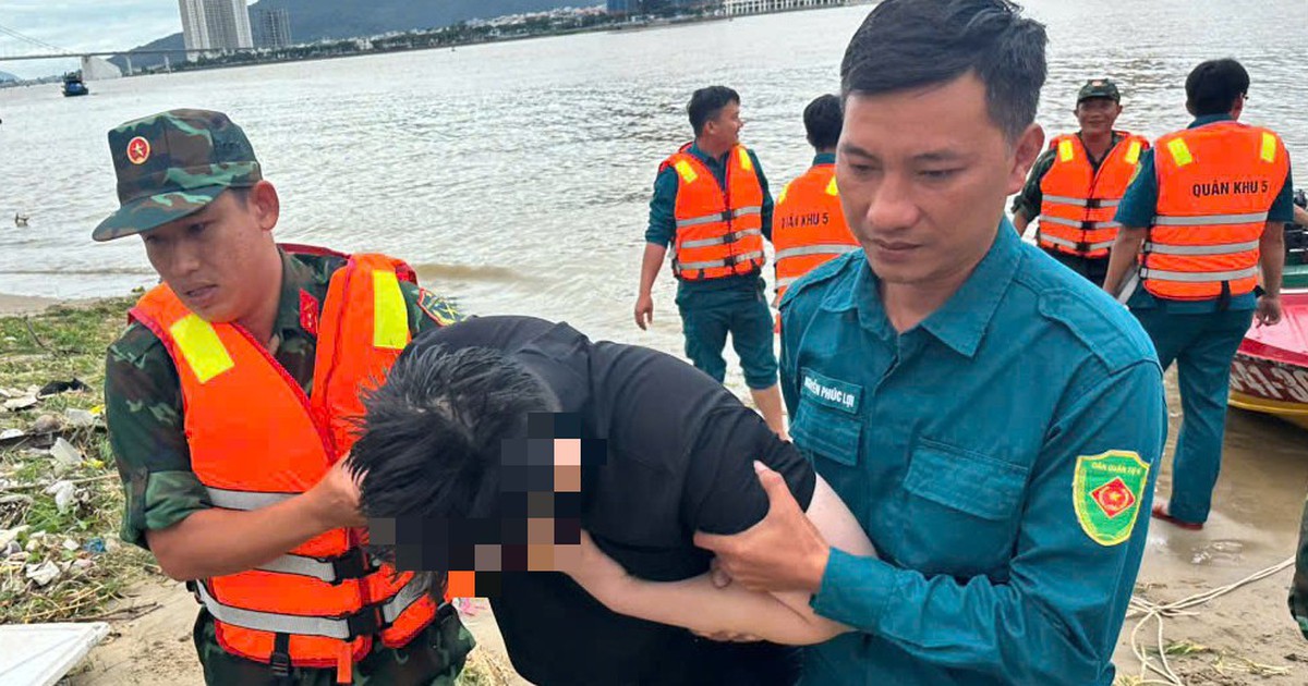 Military trainees rescue man who jumped off Thuận Phước Bridge in Da Nang