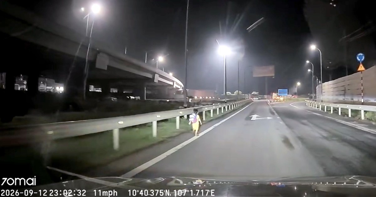Bé trai òa khóc trên đường dẫn cao tốc lúc nửa đêm, tài xế dừng xe chở đến công an tìm người nhà