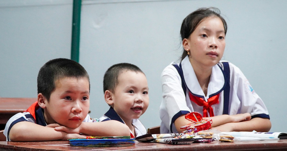 Lớp học tình thương kỳ lạ ở đảo Hòn Chuối với 3 cái bảng, 5 khối lớp, một người thầy