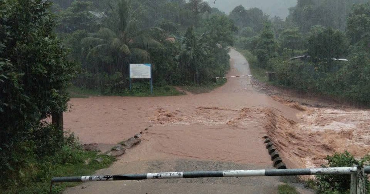 Mưa lớn khiến nhiều khu vực miền núi Quảng Trị bị chia cắt