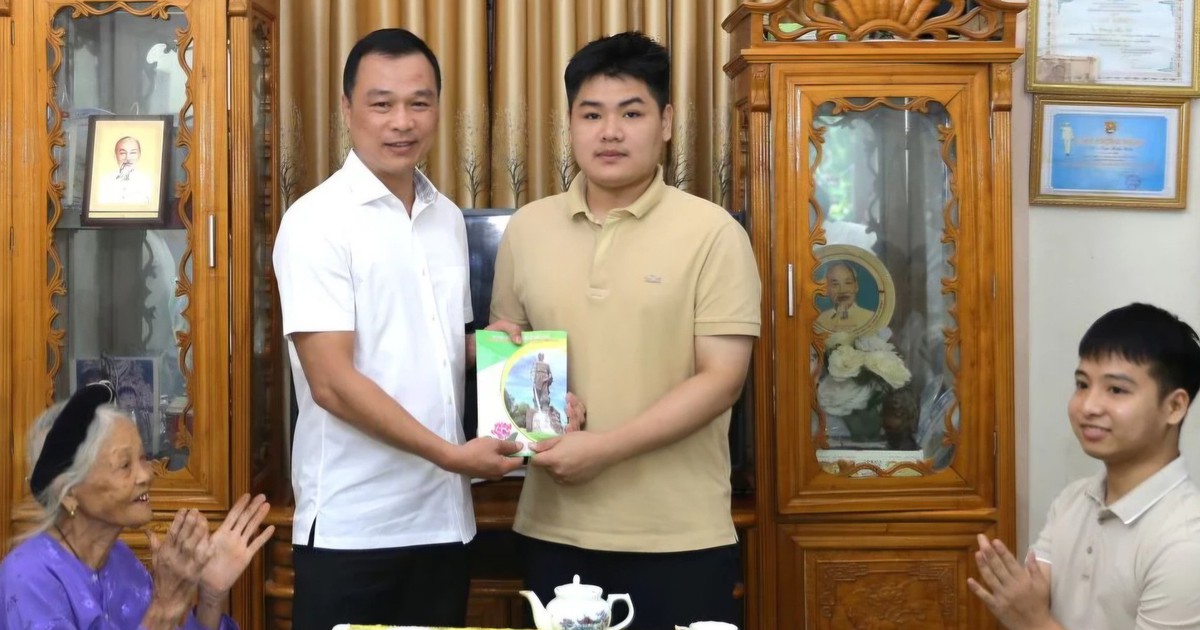 Man who carried disabled friend to school for 10 years becomes resident doctor, receives provincial honor