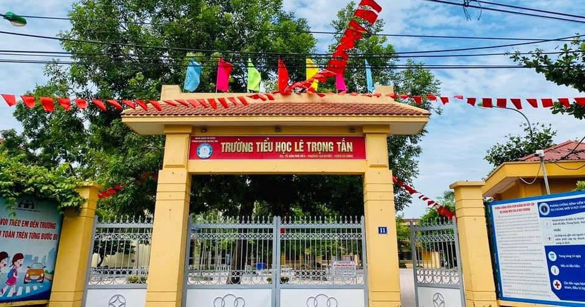 Phụ huynh kiểm tra bếp ăn bán trú đột xuất, phát hiện 'tôm ươn, thịt gà có mùi lạ'