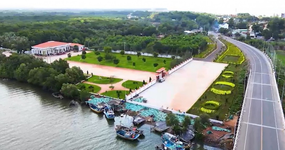 Văn nghệ sĩ TP.HCM về bến Lộc An, tìm cảm hứng sáng tác từ lịch sử