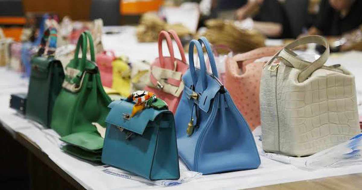 Cận cảnh hàng trăm túi Hermès, kim cương bị tịch thu trong vụ rửa tiền 2,4 tỉ USD ở Singapore