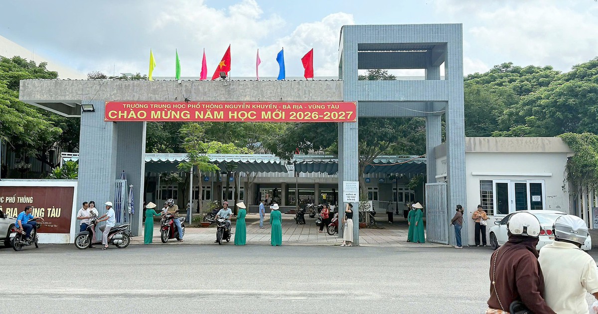 Đi họp phụ huynh trễ bị trường đóng cổng không cho vào: Hiệu trưởng xin lỗi