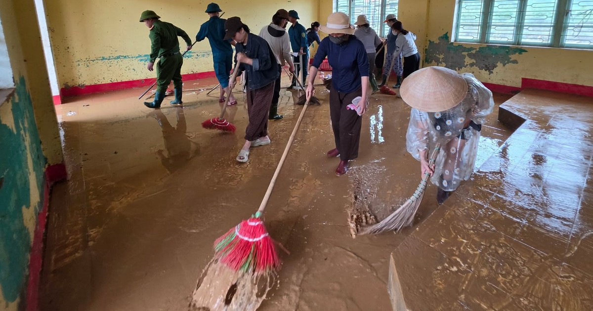 Lũ rút, thầy cô Quảng Trị tất tả dọn trường, hàng ngàn học sinh tạm nghỉ học