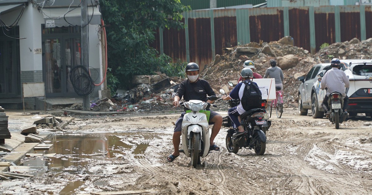 Đường đến trường giữa trung tâm Đà Nẵng lầy lội như ‘ruộng cày’