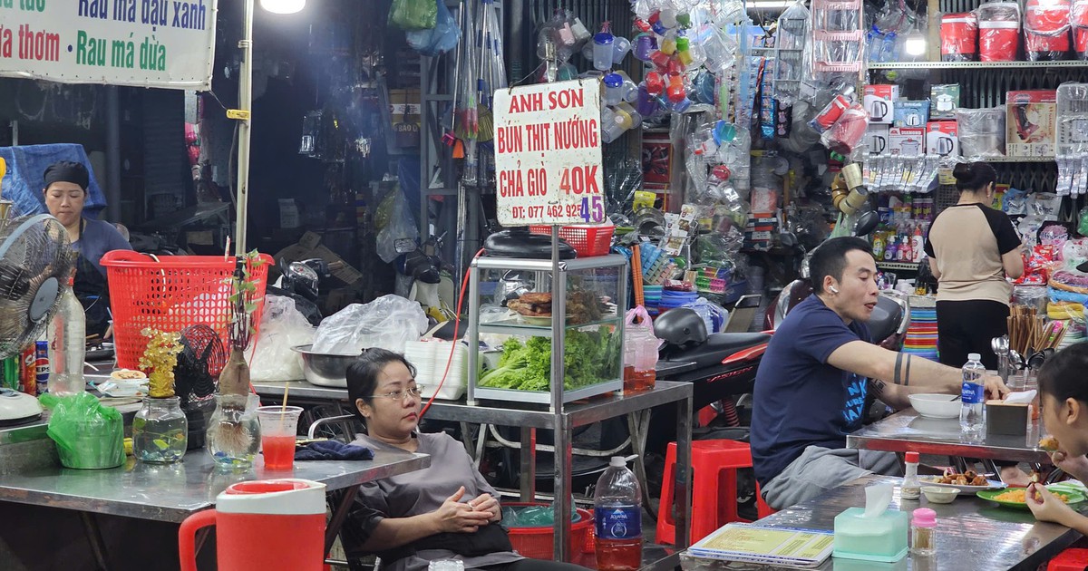 Rau, củ, thịt cá... cùng nhích giá, bữa cơm thêm nặng gánh