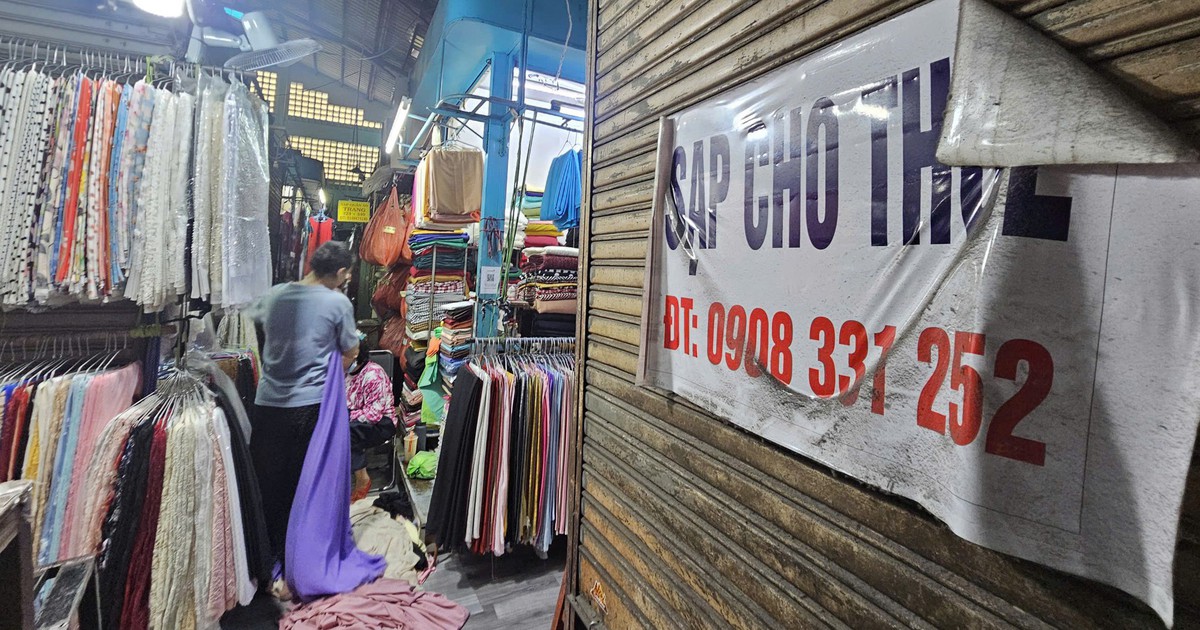 Chợ ế kéo dài, tiểu thương chợ truyền thống gà gật ngủ, coi phim ngắn giết thời gian