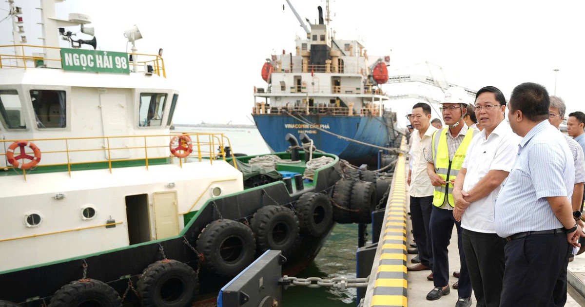 Chủ tịch TP Huế khảo sát cảng nước sâu ở Quảng Trị, tính đường cho hàng hóa các khu công nghiệp phía Bắc
