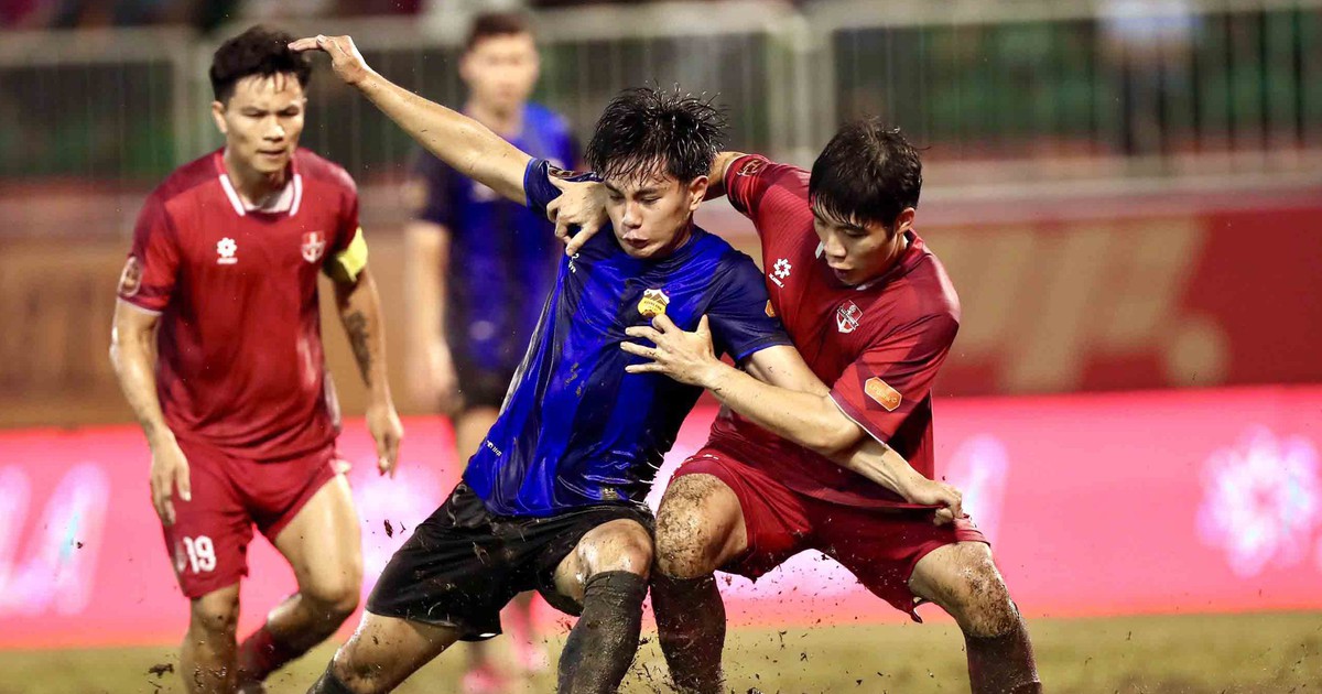 Mặt sân Pleiku như ruộng lầy, CLB Hoàng Anh Gia Lai phải đổi sân nhà ở Cúp quốc gia