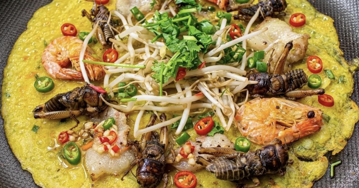 Ăn bánh xèo dế cơm mùa dế lụt xứ Quảng