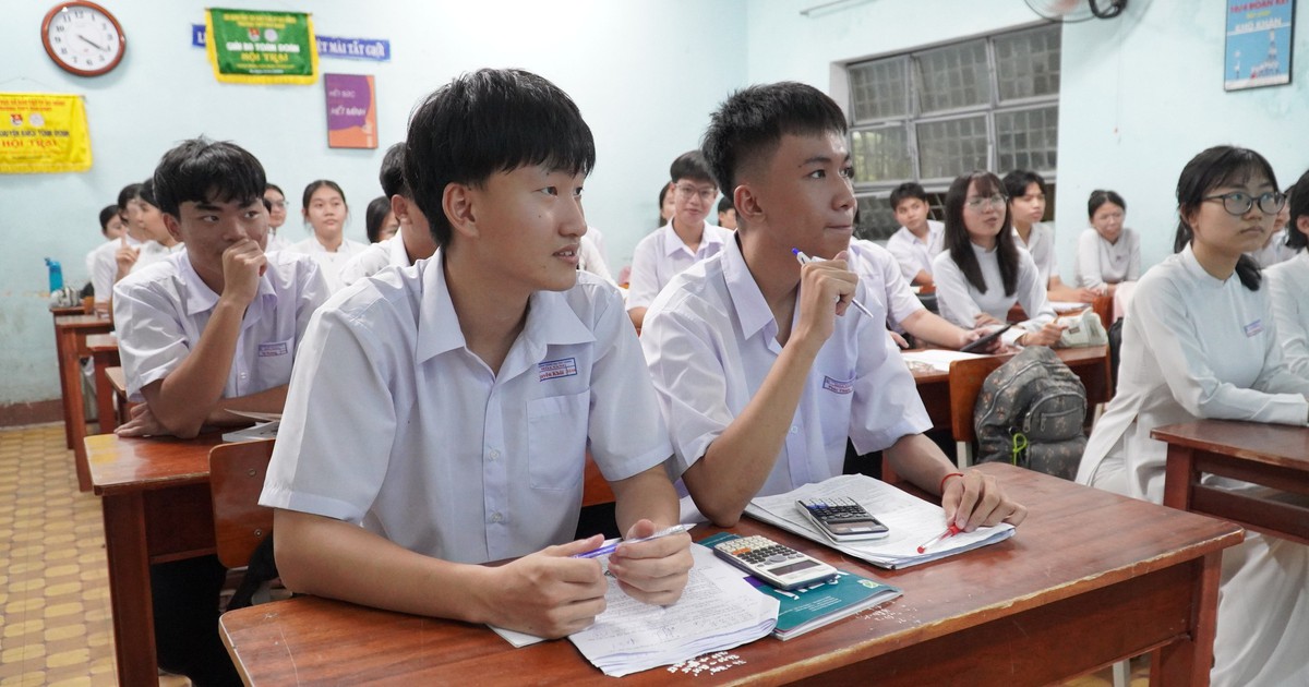 Học sinh ngày càng cao, trường học xoay xở chuyện bàn ghế ra sao?