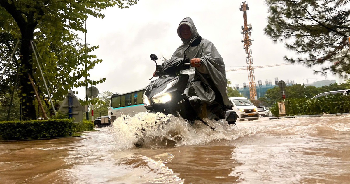 Hà Nội ngập nhiều nơi, có trường phải cho học sinh nghỉ học