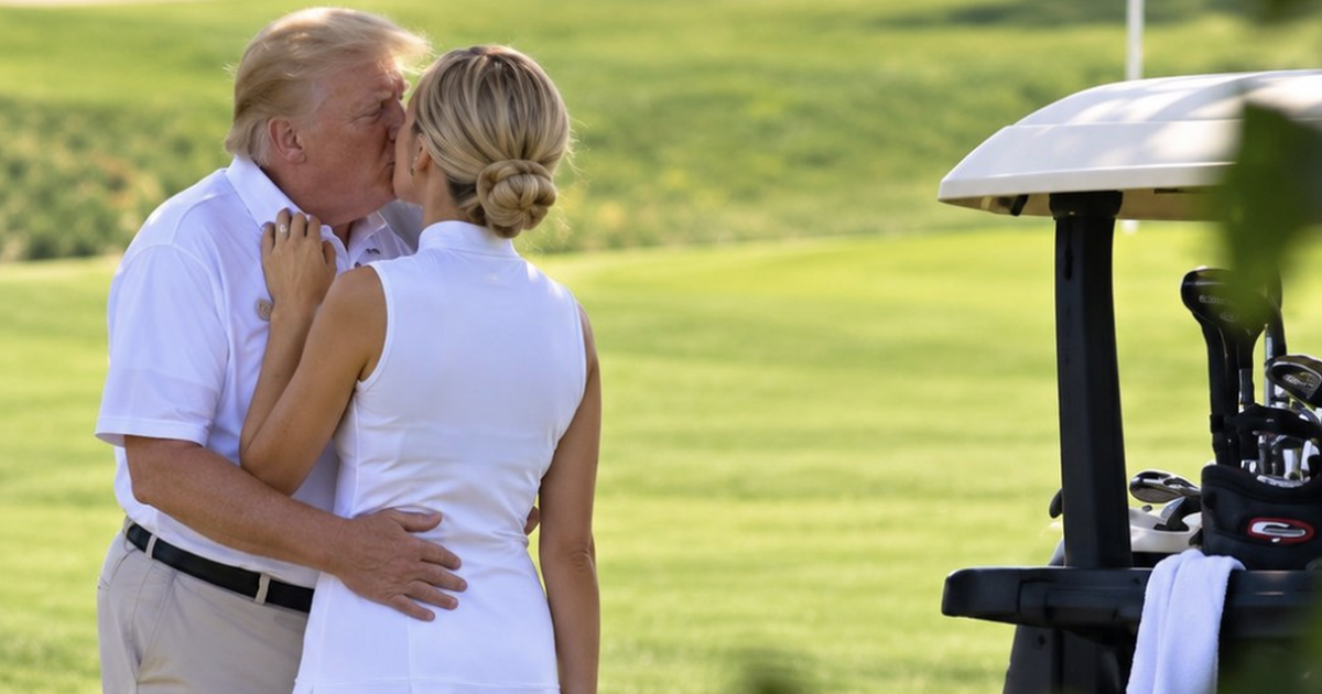 Nhà Trắng khẳng định bức ảnh ông Trump hôn trợ lý Natalie Harp là giả