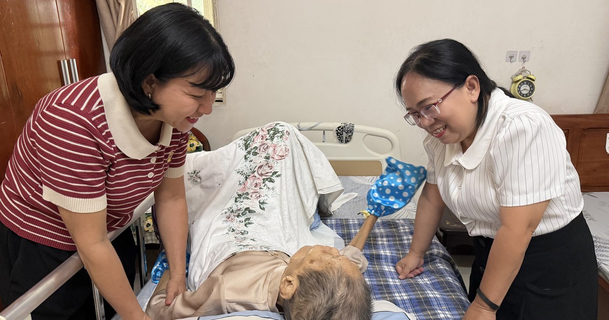 TP.HCM hỗ trợ chi phí điều trị bệnh cho nhà thơ Lê Giang, nghệ nhân Cao Thị Thắng