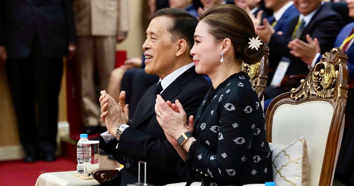 Nhà vua Thái Lan và Hoàng hậu nghe sinh viên Hà Nội nói tiếng Thái