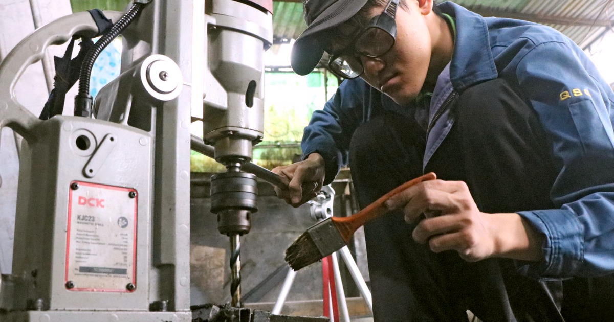 Miệt mài làm thêm trong xưởng cơ khí, nam sinh mồ côi đậu Bách khoa phải mượn thêm 16 triệu