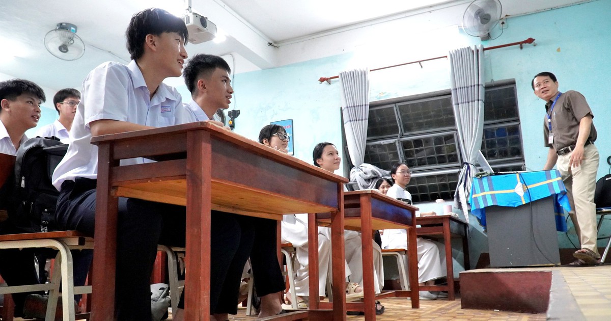 Bàn ghế trường học 'đóng khung' một cỡ, cao 1m85 vẫn ngồi bàn như bạn 1m55