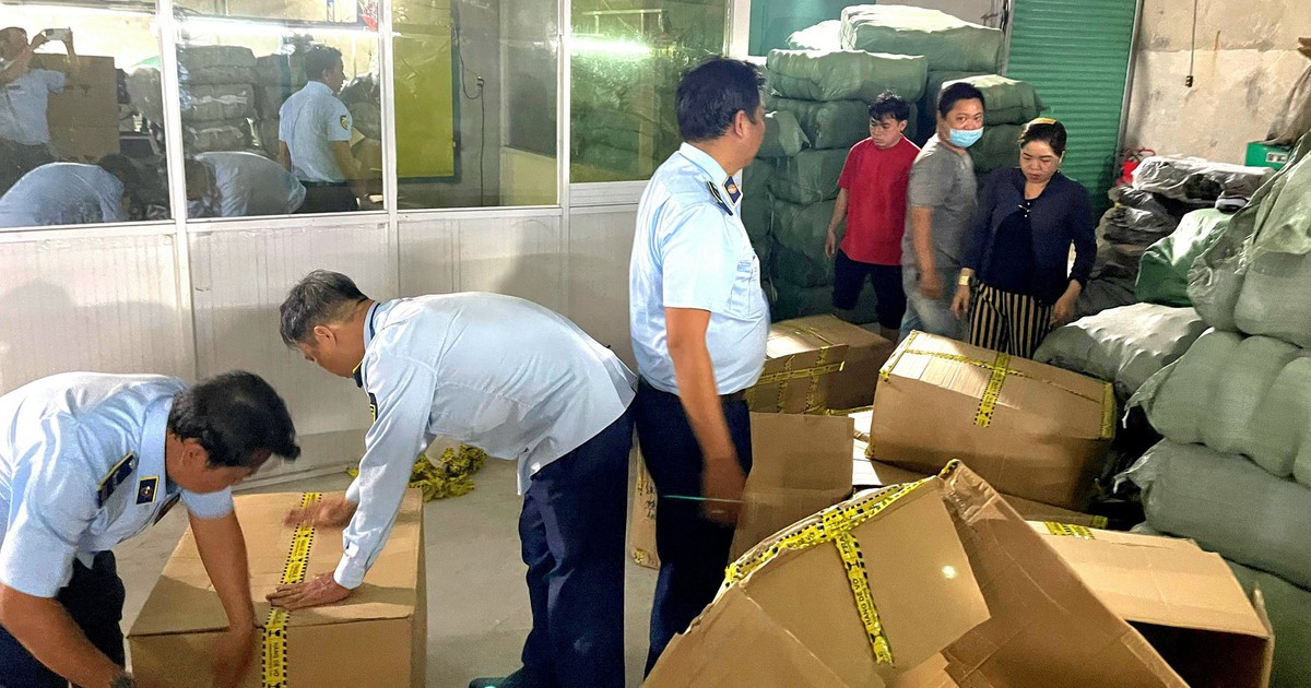 TP.HCM: Phát hiện hơn 40.000 sản phẩm giày dép, nước xả vải... vi phạm, hé lộ đường dây sản xuất hàng giả