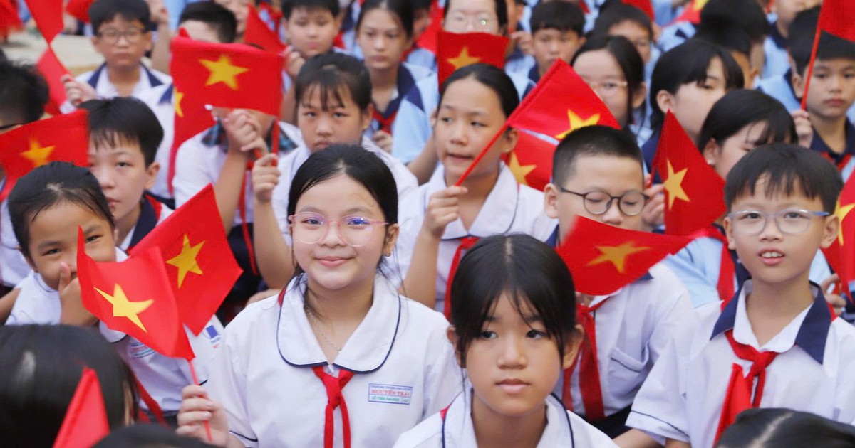 Lớp có tivi 25 triệu, sắm thêm máy chiếu 20 triệu, phụ huynh vẫn 'đồng thuận' vì sợ con lạc lõng