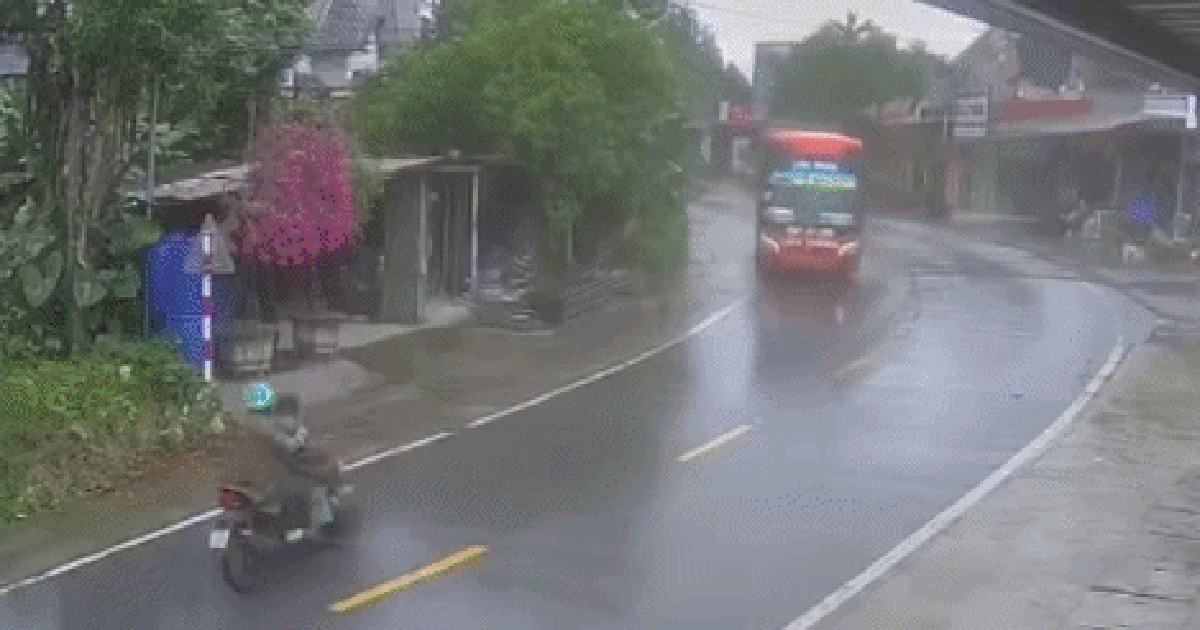 Áo mưa cũng có thể khiến người đi xe máy ngã ra đường
