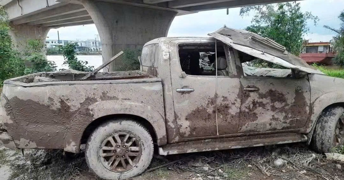 Ghe cào phát hiện xe bán tải chứa bộ xương người dưới kênh
