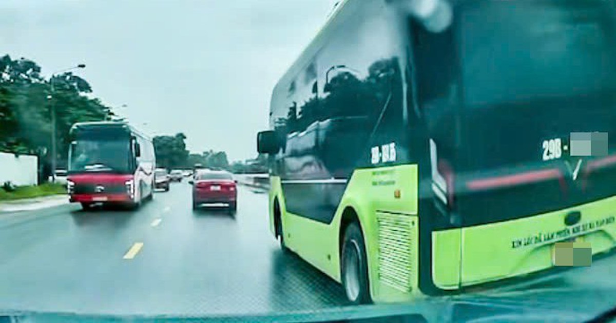 Xe buýt 'vượt ẩu' trên quốc lộ, tài xế bị mời lên nộp phạt