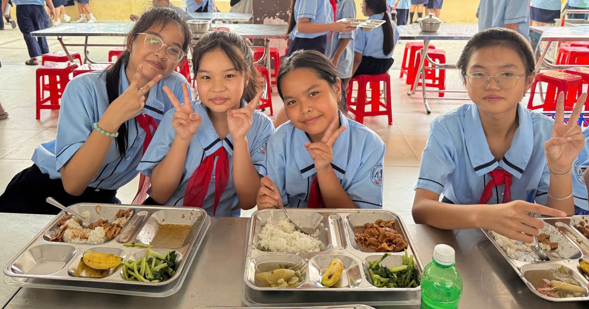 Sau phản ánh bữa ăn kém chất lượng, trường ở TP.HCM đổi nhà cung cấp, phụ huynh cùng giám sát